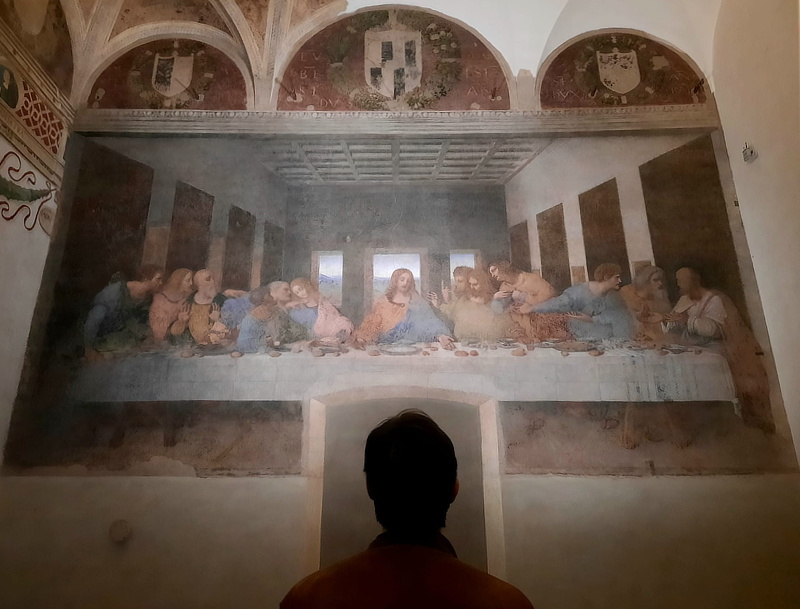 Raphael Mouterde, the author of The Geometry of the Last Supper, looking at Leonardo da Vinci's Last Supper