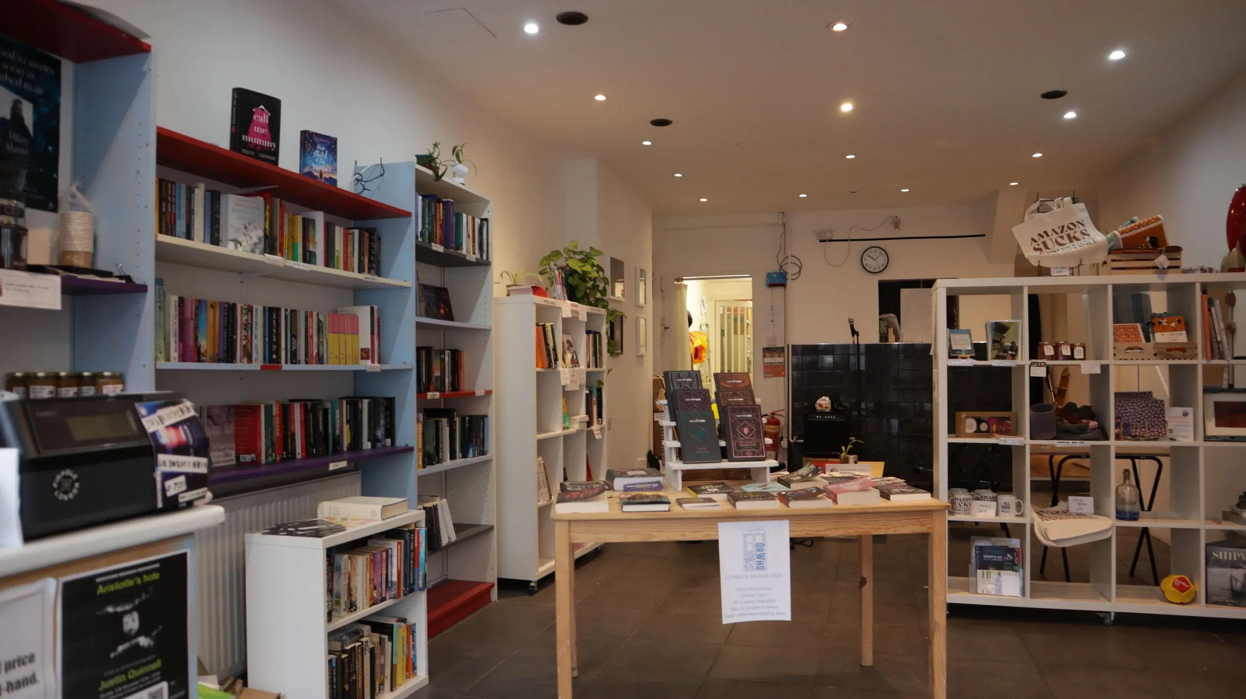 From The Geometry of the Last Supper by Raphaël Mouterde. It shows the Last Supper with an overlay of the 12x6 grid and elements of the composition that don't fall on the grid, i-e: the perspective, the pediment and the openings of the windows and the door.